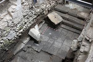 Restes de plaça pública romana trobada al calle Sant Calze 5. Foto. N. Álvarez i F. Rubio